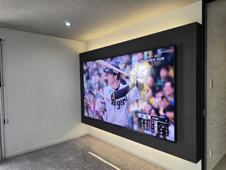 テレビニッチ　100型テレビ　壁掛け